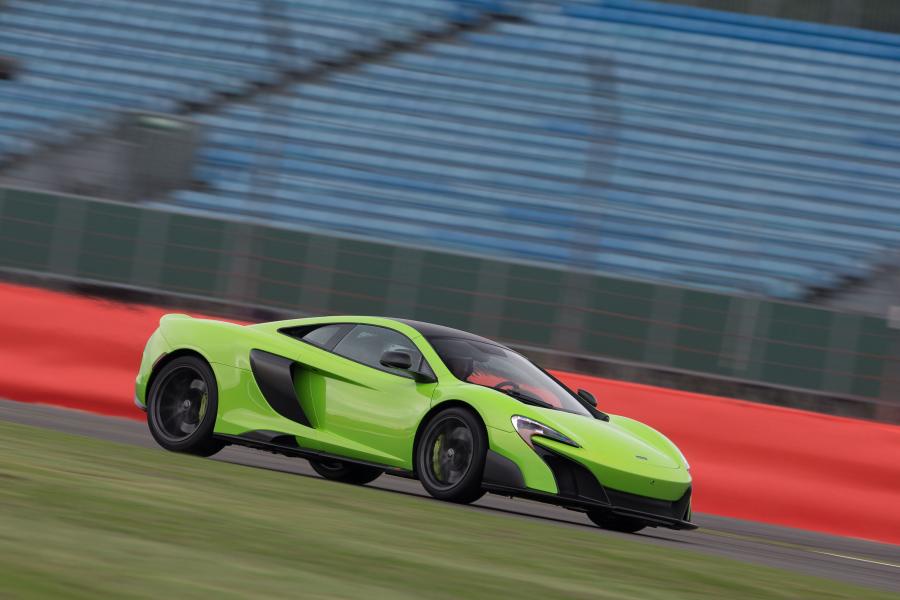  McLaren 675LT 2016 года  (US) (фото 19 из 29)